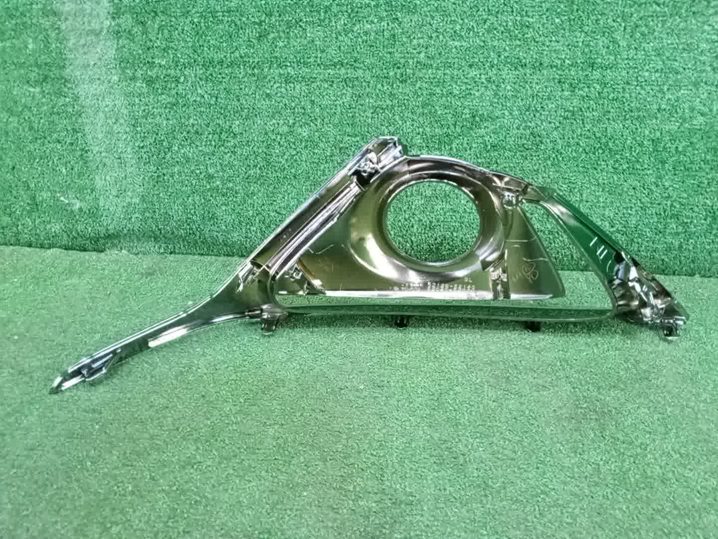 Очки на противотуманки левые TOYOTA AQUA NHP10 52128-52140 2 ракурс