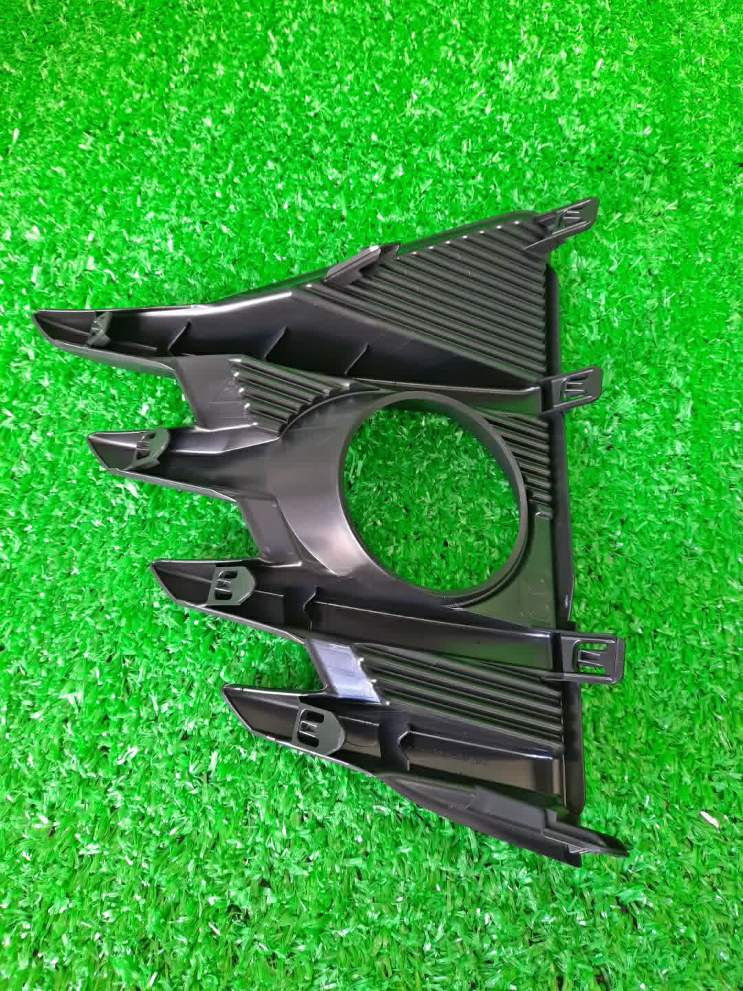 Очки на противотуманки правые передние TOYOTA AQUA NHP10 81481-52740 2 ракурс