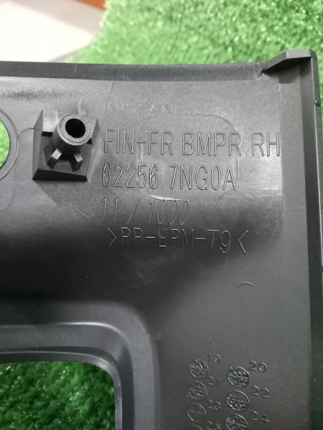 Очки на противотуманки правые NISSAN ROOX B48A 62256-7NG5A 3 ракурс