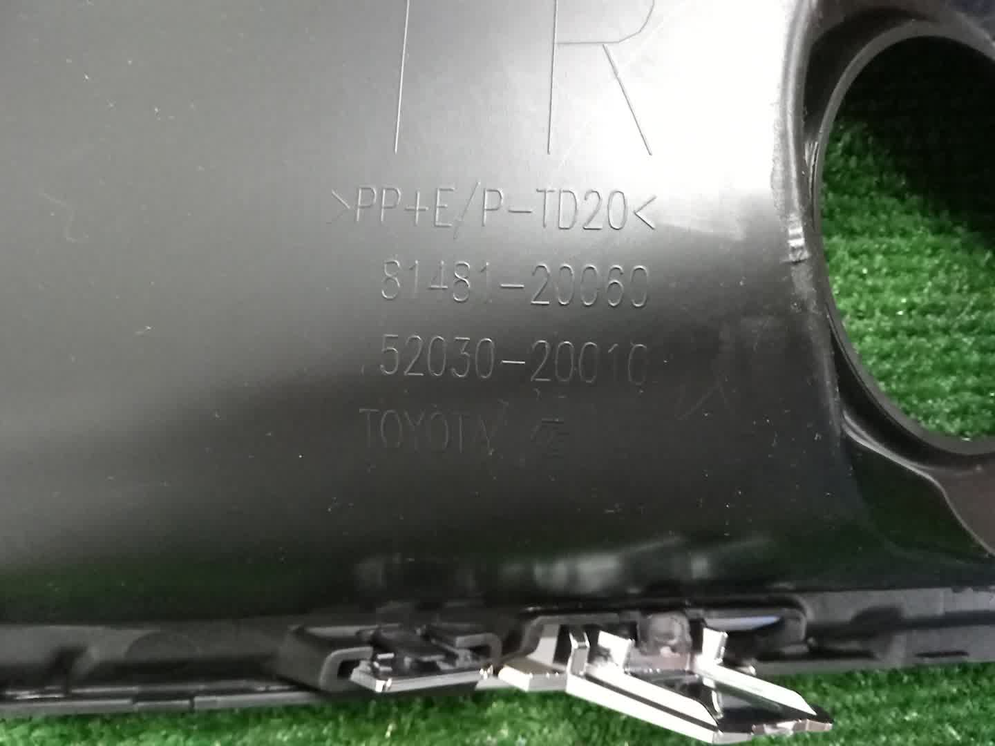 Очки на противотуманки правые TOYOTA PREMIO ZRT260 52030-20010 3 ракурс