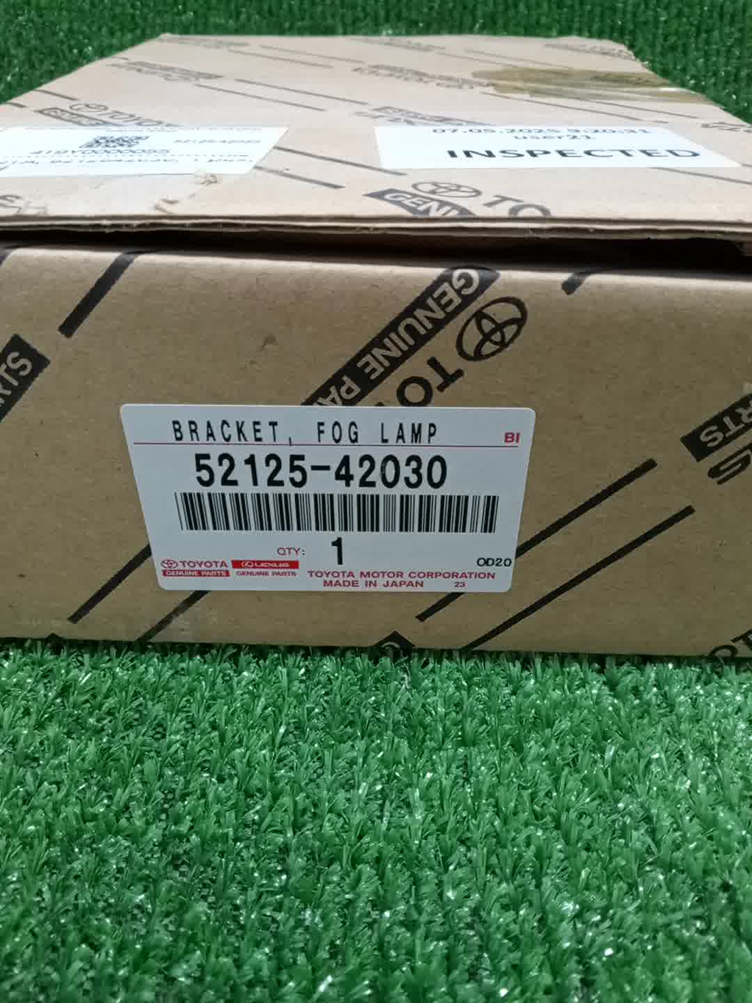 Очки на противотуманки правые передние TOYOTA RAV4 ACA31W 52125-42030 1 ракурс