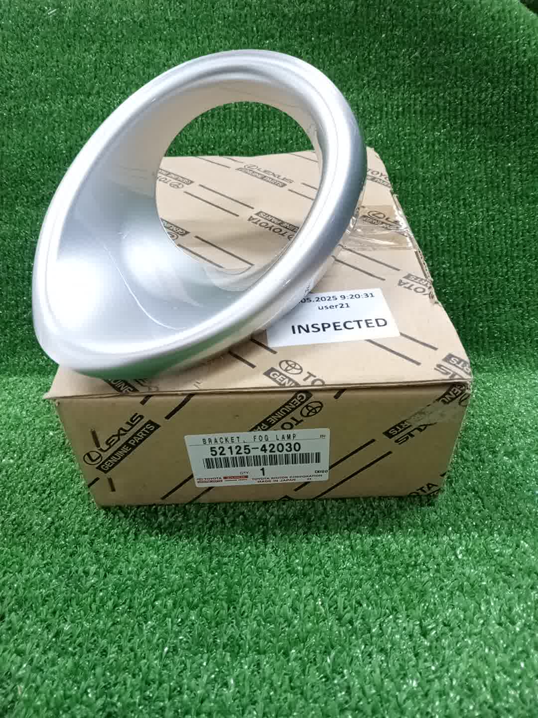 Очки на противотуманки правые передние TOYOTA RAV4 ACA31W 52125-42030 2 ракурс