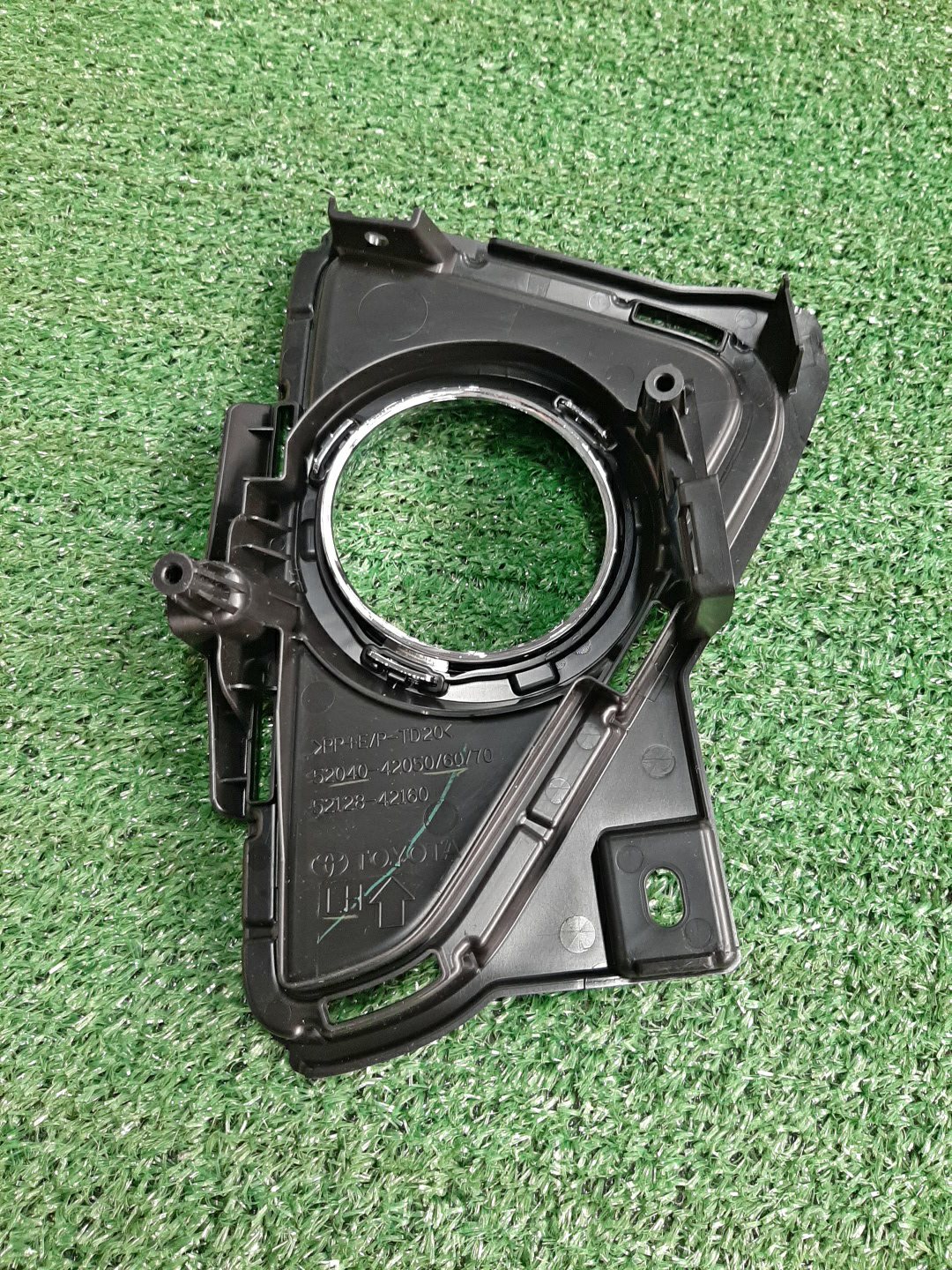 Очки на противотуманки левые TOYOTA RAV4 ASA42 52040-42060 2 ракурс