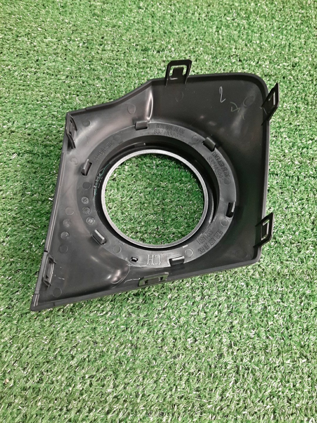 Очки на противотуманки левые MITSUBISHI L200 KL1T 8321A593HA 2 ракурс