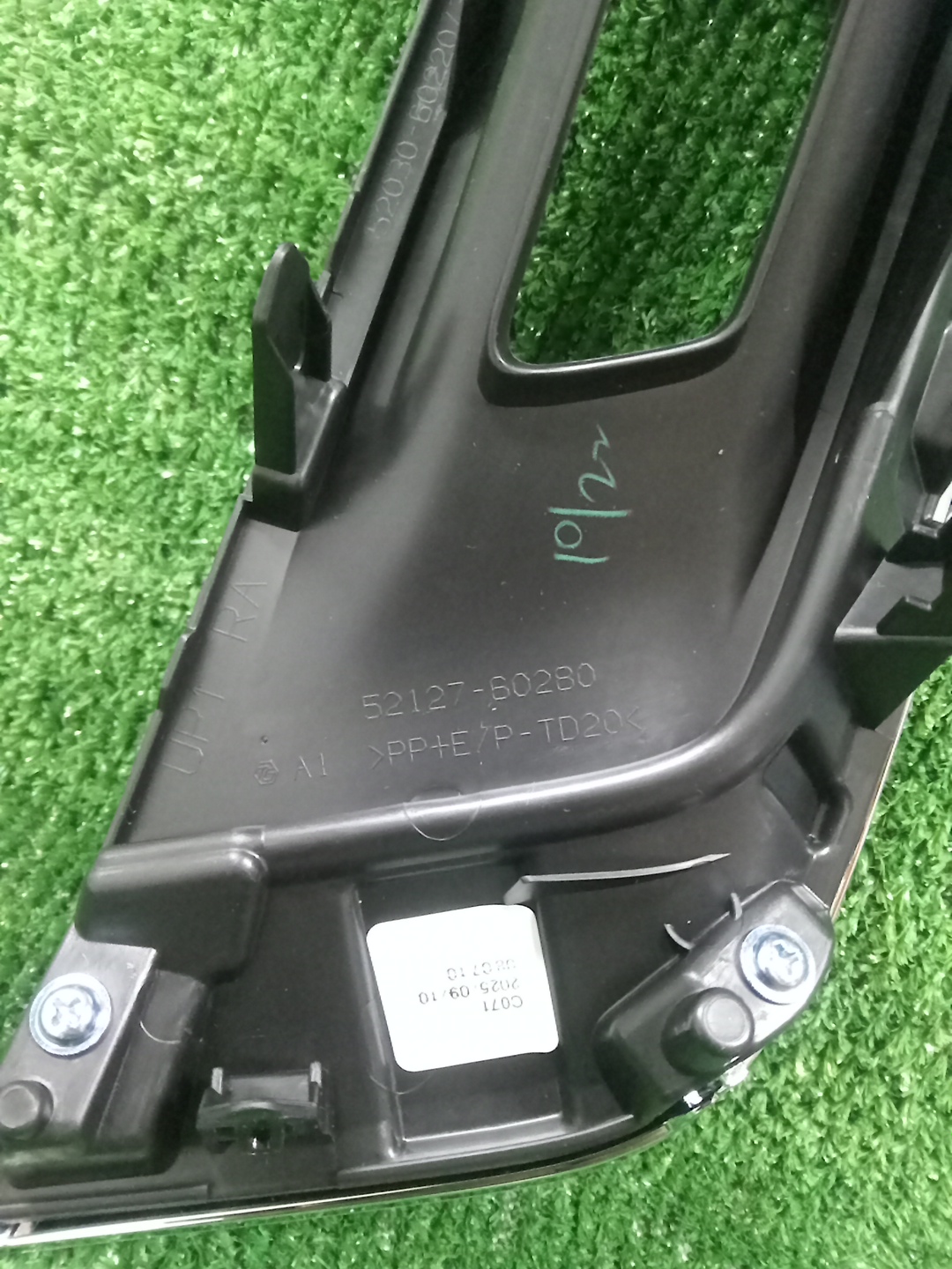Очки на противотуманки правые передние TOYOTA LAND CRUISER FJA300W 52030-60220 3 ракурс