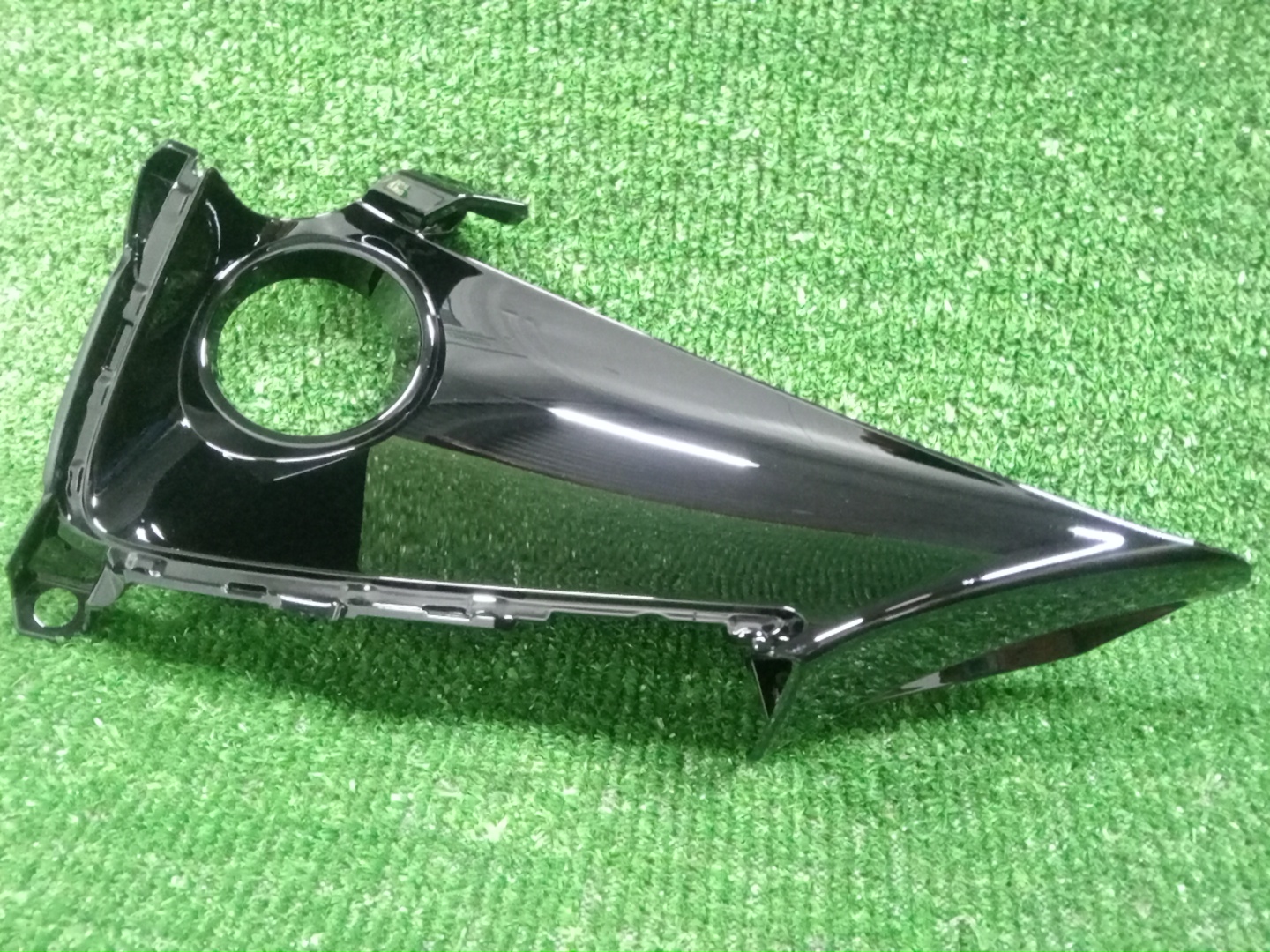 Очки на противотуманки правые TOYOTA COROLLA ZWE211 81481-12400 1 ракурс