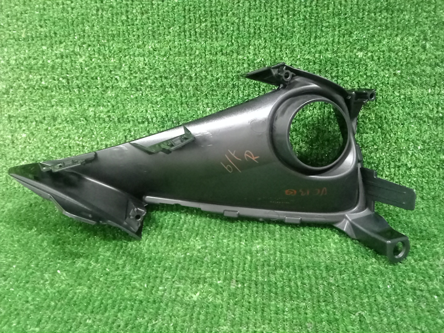 Очки на противотуманки правые TOYOTA COROLLA ZWE211 81481-12400 2 ракурс