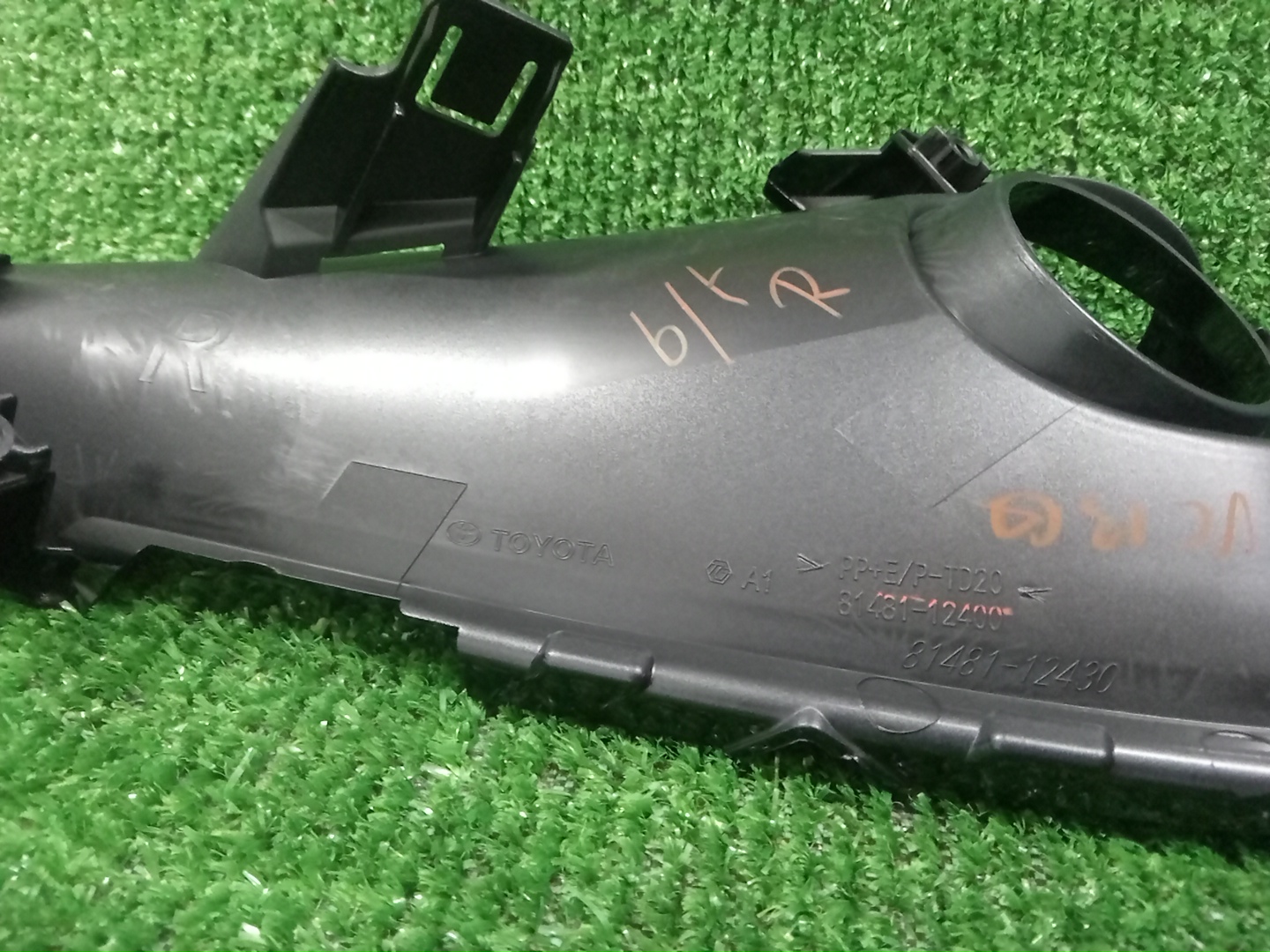 Очки на противотуманки правые TOYOTA COROLLA ZWE211 81481-12400 3 ракурс