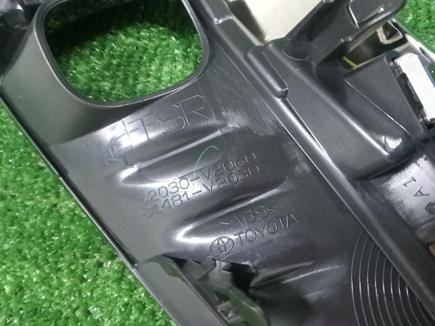 Очки на противотуманки правые TOYOTA ALPHARD AAHH40W 52030-V2060 3 ракурс