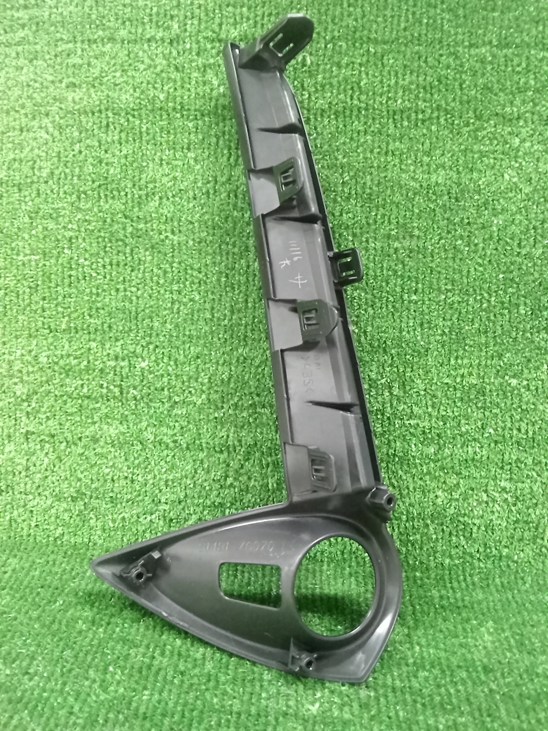 Очки на противотуманки правые передние LEXUS UX250H MZAH10 81481-76070 2 ракурс