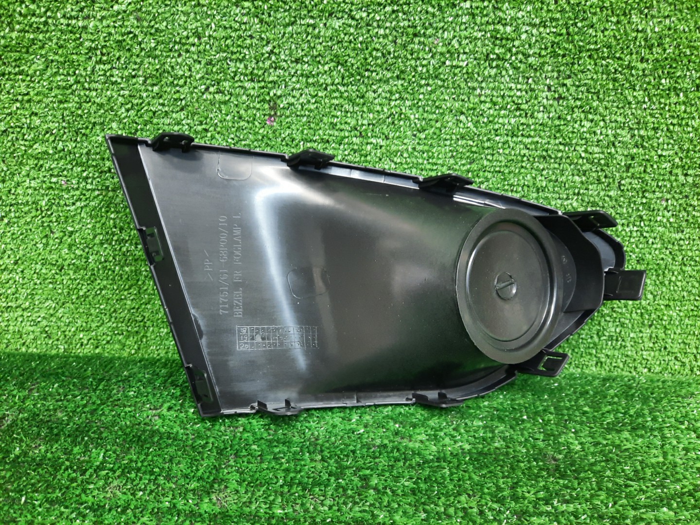 Очки на противотуманки левые передние SUZUKI BALENO WB42S 71761-M68P00-5PK 2 ракурс Очки на противотуманки левые передние SUZUKI BALENO WB42S 71761-M68P00-5PK 2 ракурс