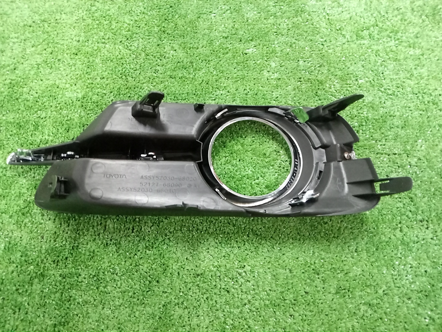 Очки на противотуманки правые TOYOTA WISH ZGE20G 52030-68020 2 ракурс