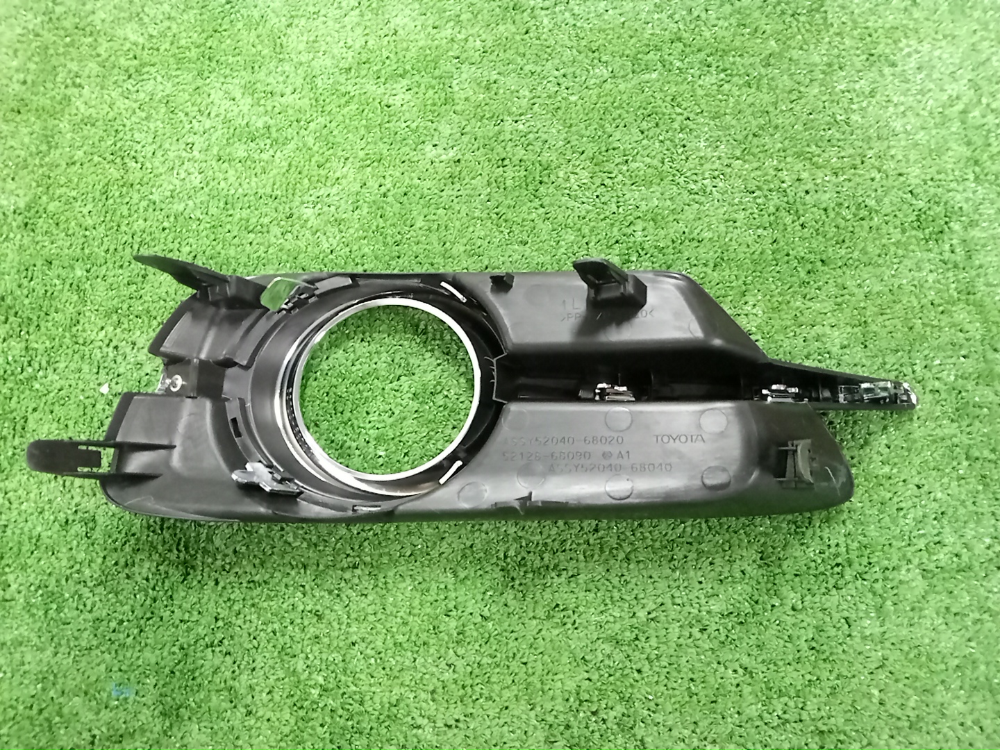 Очки на противотуманки левые TOYOTA WISH ZGE20G 52040-68020 2 ракурс