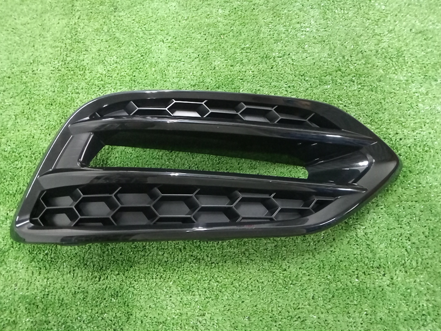 Очки на противотуманки правые передние HONDA VEZEL RU1 71105-T7A-J50 1 ракурс