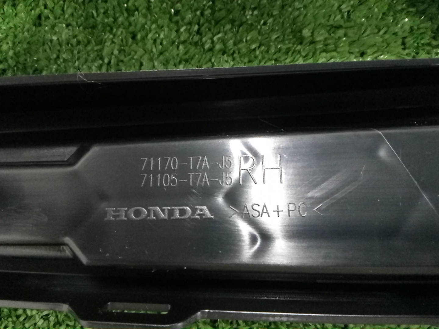 Очки на противотуманки правые передние HONDA VEZEL RU1 71105-T7A-J50 3 ракурс