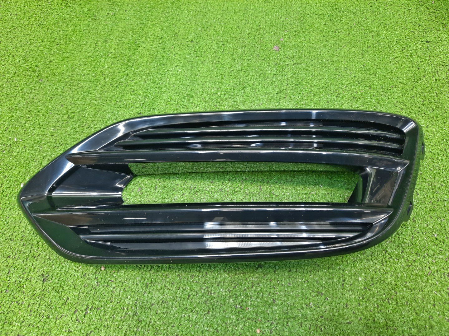 Очки на противотуманки правые передние HONDA VEZEL RU1 71105-T7A-J60 1 ракурс