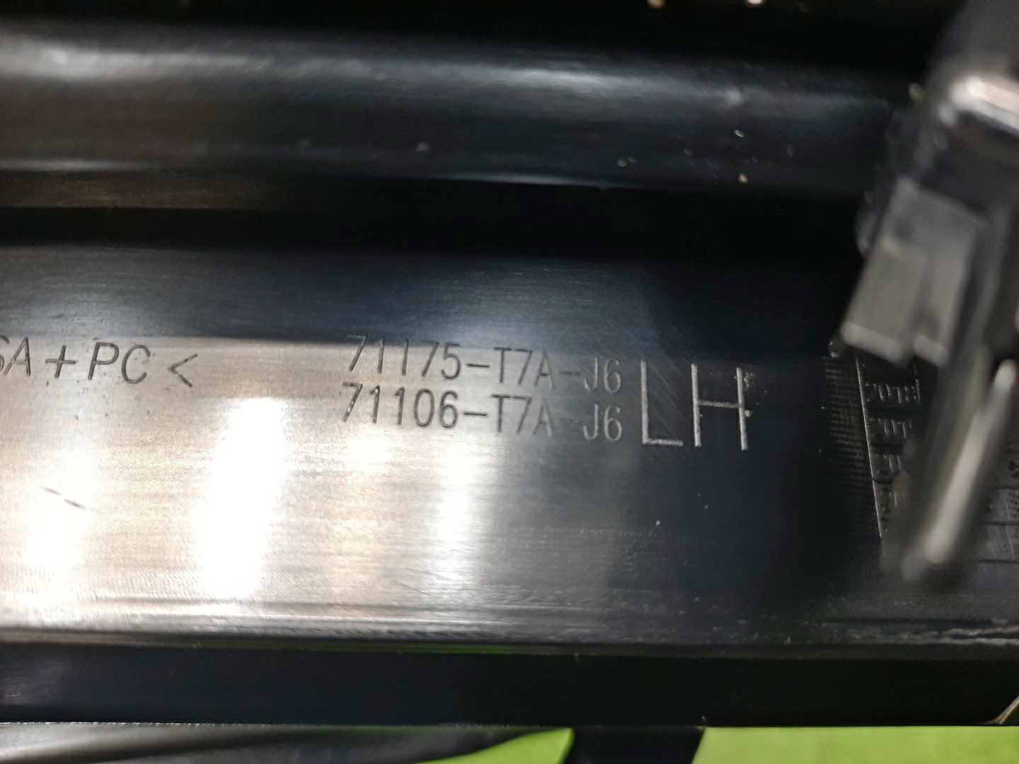 Очки на противотуманки левые передние HONDA VEZEL RU1 71106-T7A-J60 3 ракурс