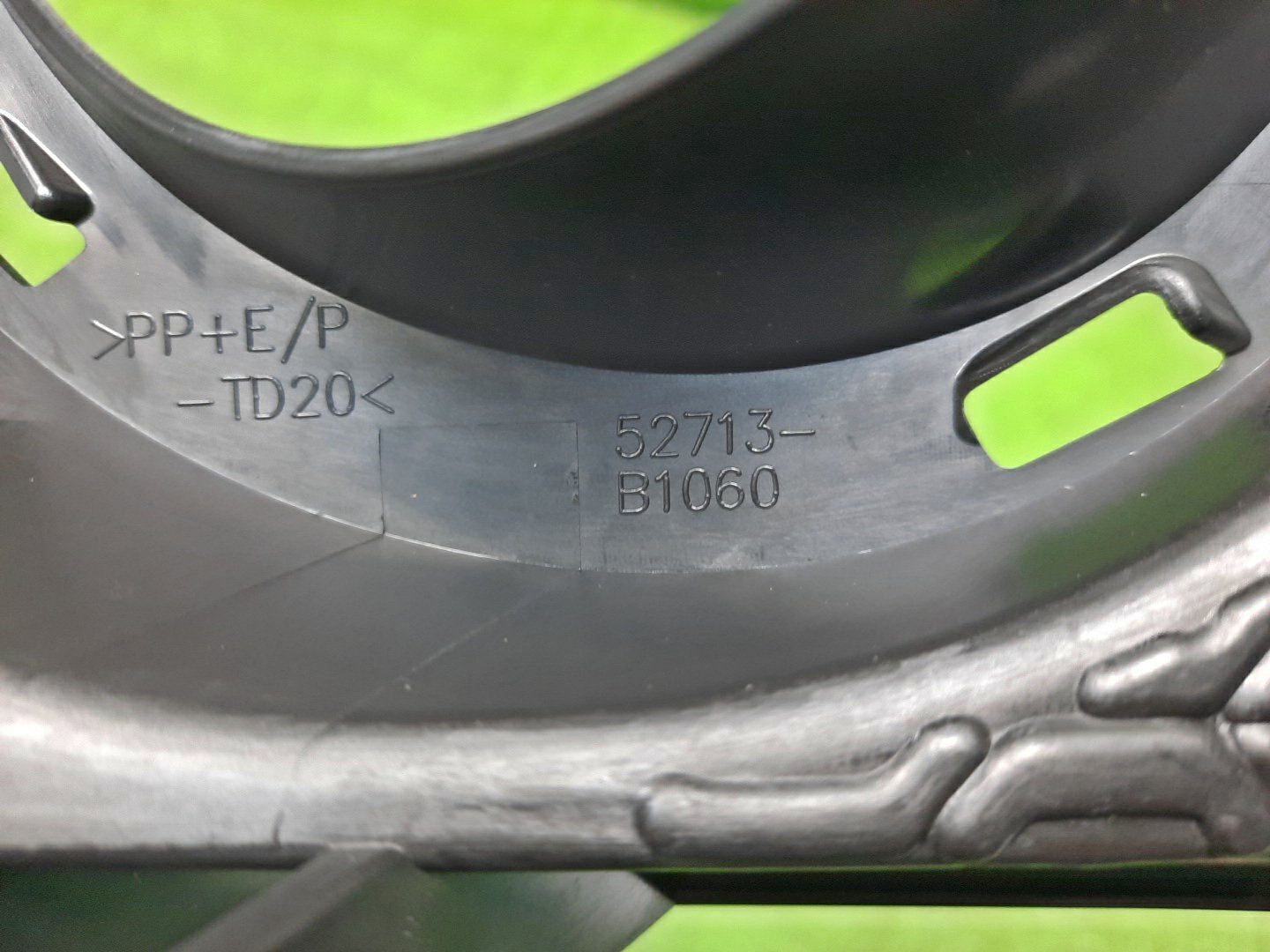 Очки на противотуманки левые TOYOTA PASSO M700A 52713-B1060-B1 3 ракурс