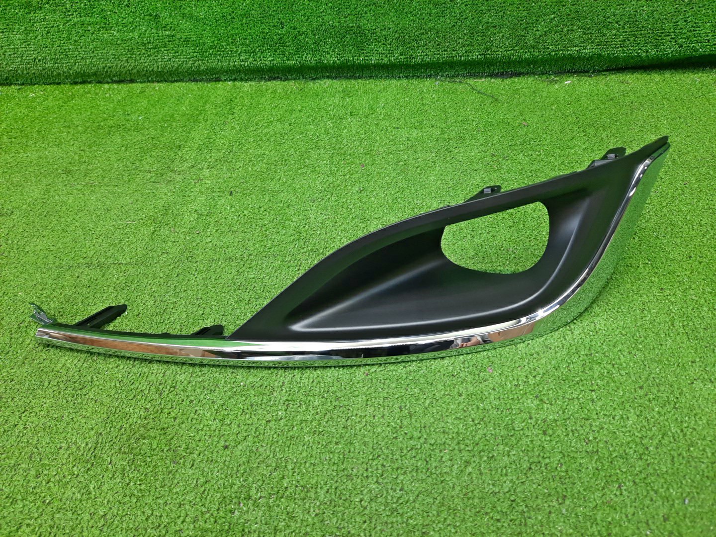 Очки на противотуманки левые передние TOYOTA NOAH ZWR80G 52040-28150 1 ракурс