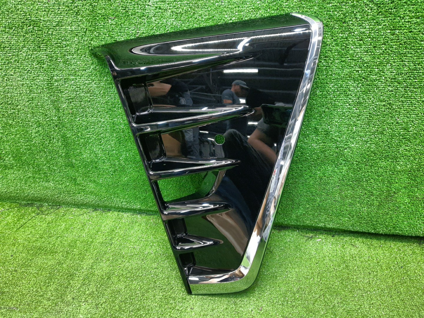 Очки на противотуманки правые TOYOTA NOAH ZWR80G 52030-28160 1 ракурс