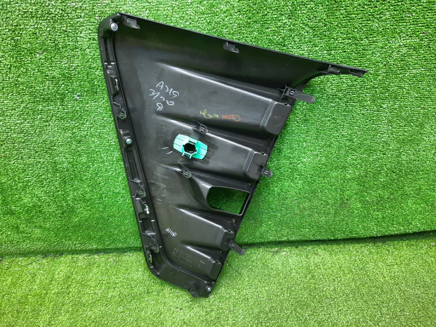 Очки на противотуманки правые TOYOTA NOAH ZWR80G 52030-28160 2 ракурс