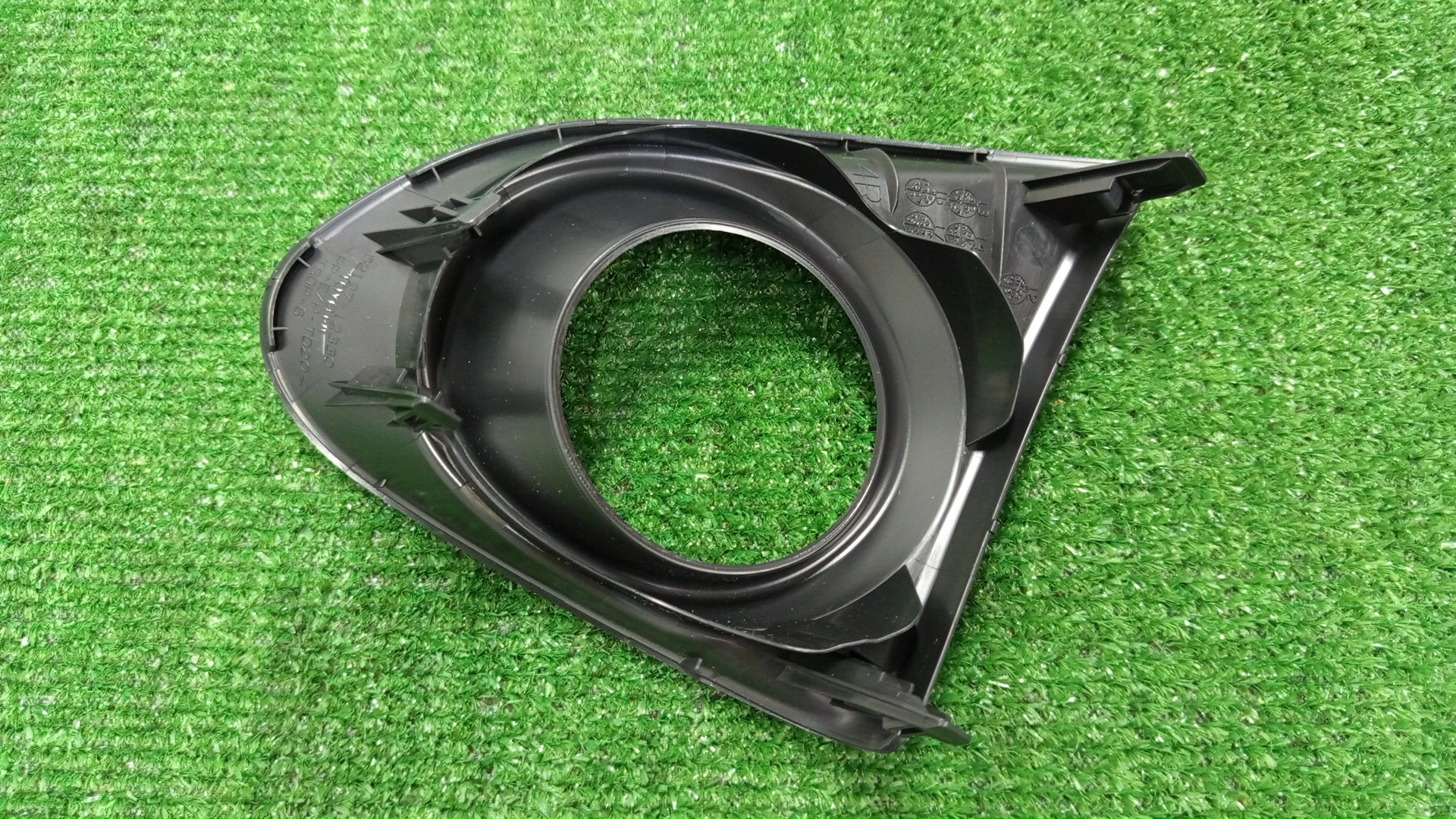 Очки на противотуманки правые передние TOYOTA COROLLA FIELDER ZRE162G 52127-12330 2 ракурс