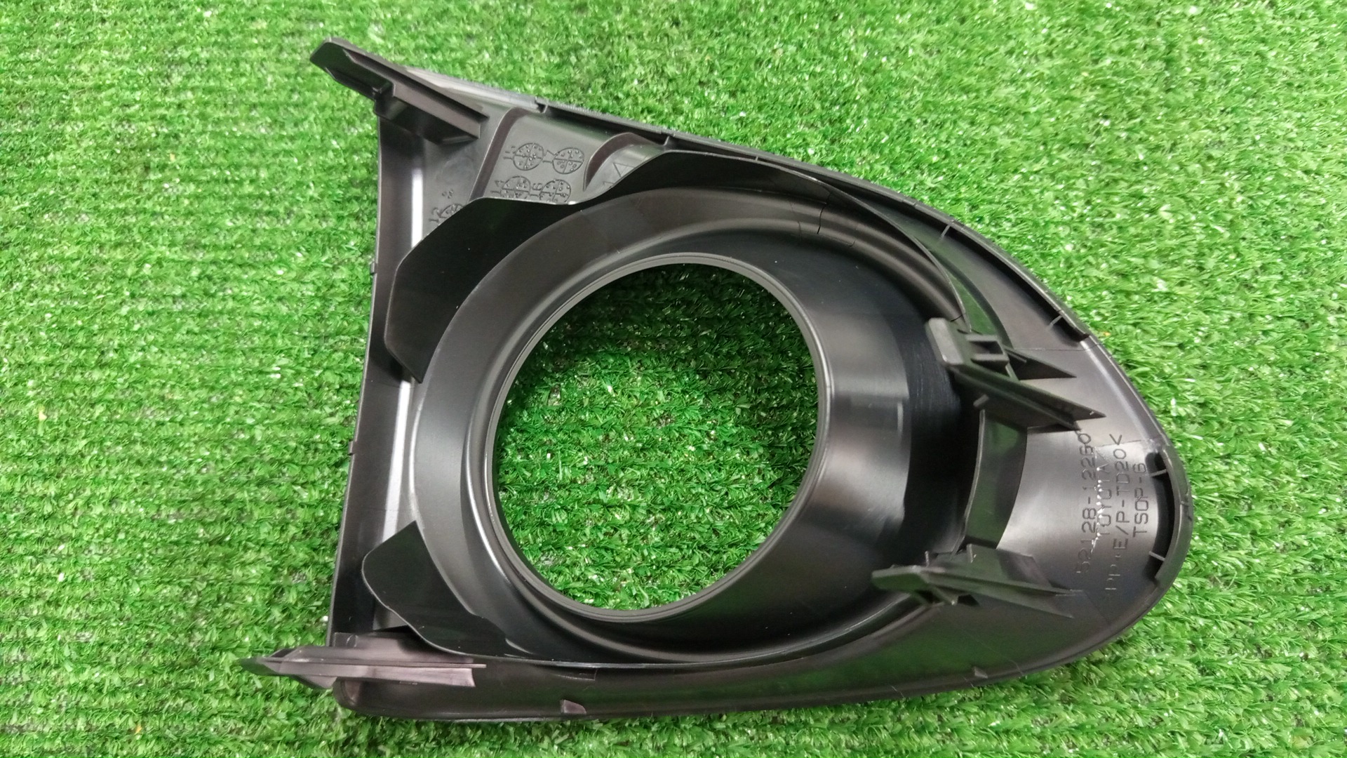 Очки на противотуманки левые передние TOYOTA COROLLA FIELDER ZRE162G 52128-12260 2 ракурс