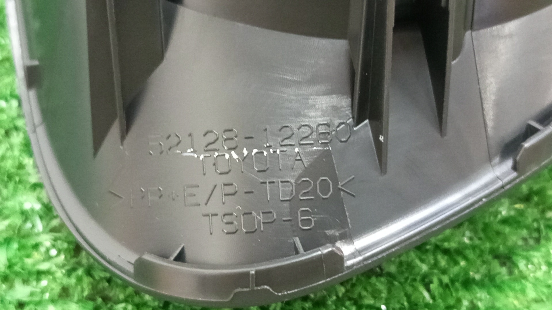 Очки на противотуманки левые передние TOYOTA COROLLA FIELDER ZRE162G 52128-12260 3 ракурс