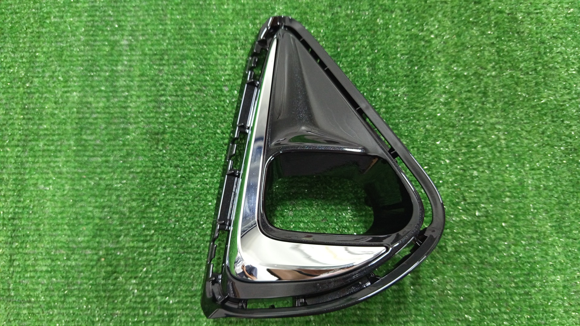 Очки на противотуманки правые передние TOYOTA COROLLA FIELDER ZRE162G 52030-12130 1 ракурс