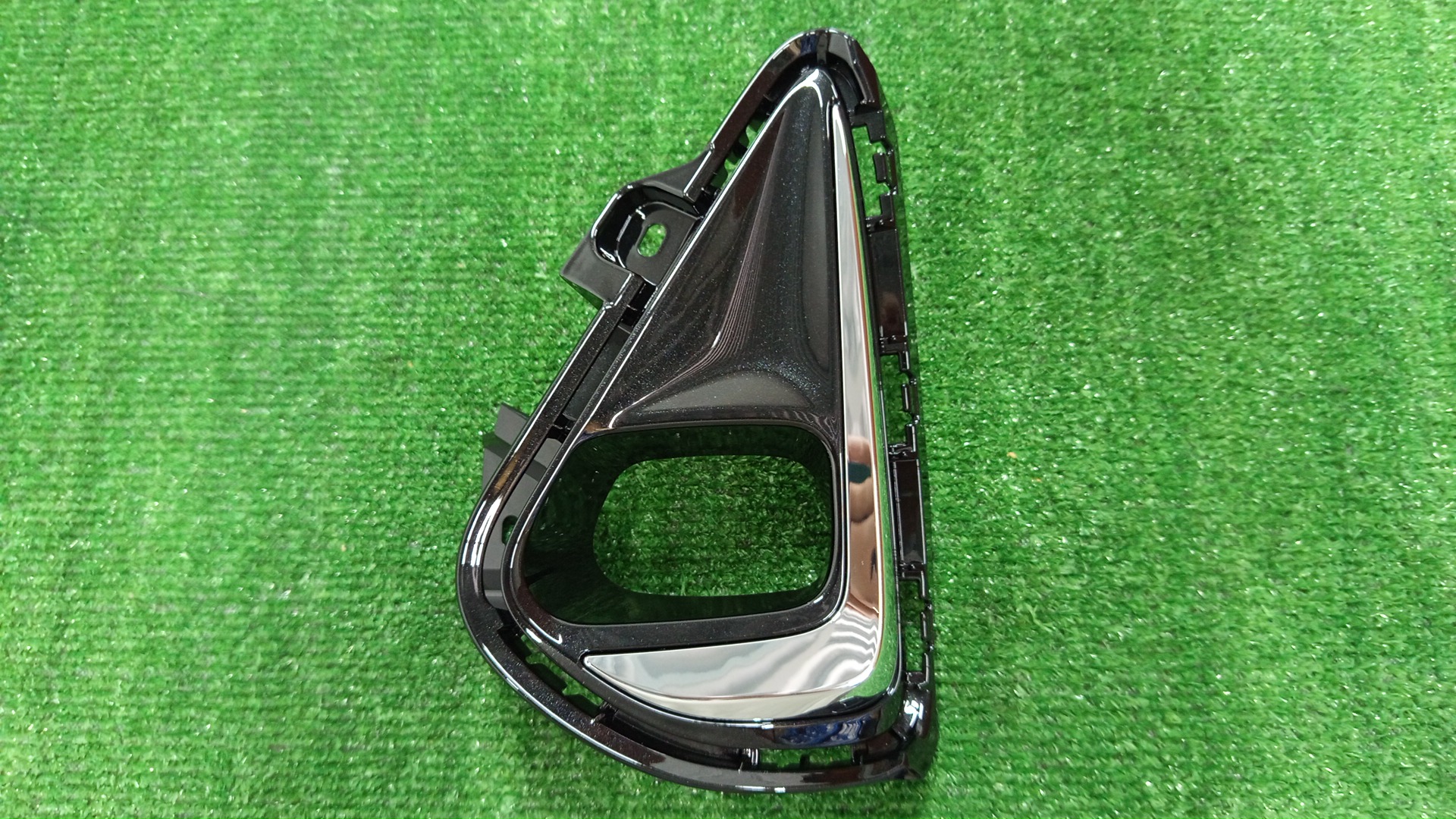 Очки на противотуманки левые передние TOYOTA COROLLA FIELDER ZRE162G 52040-12130 1 ракурс
