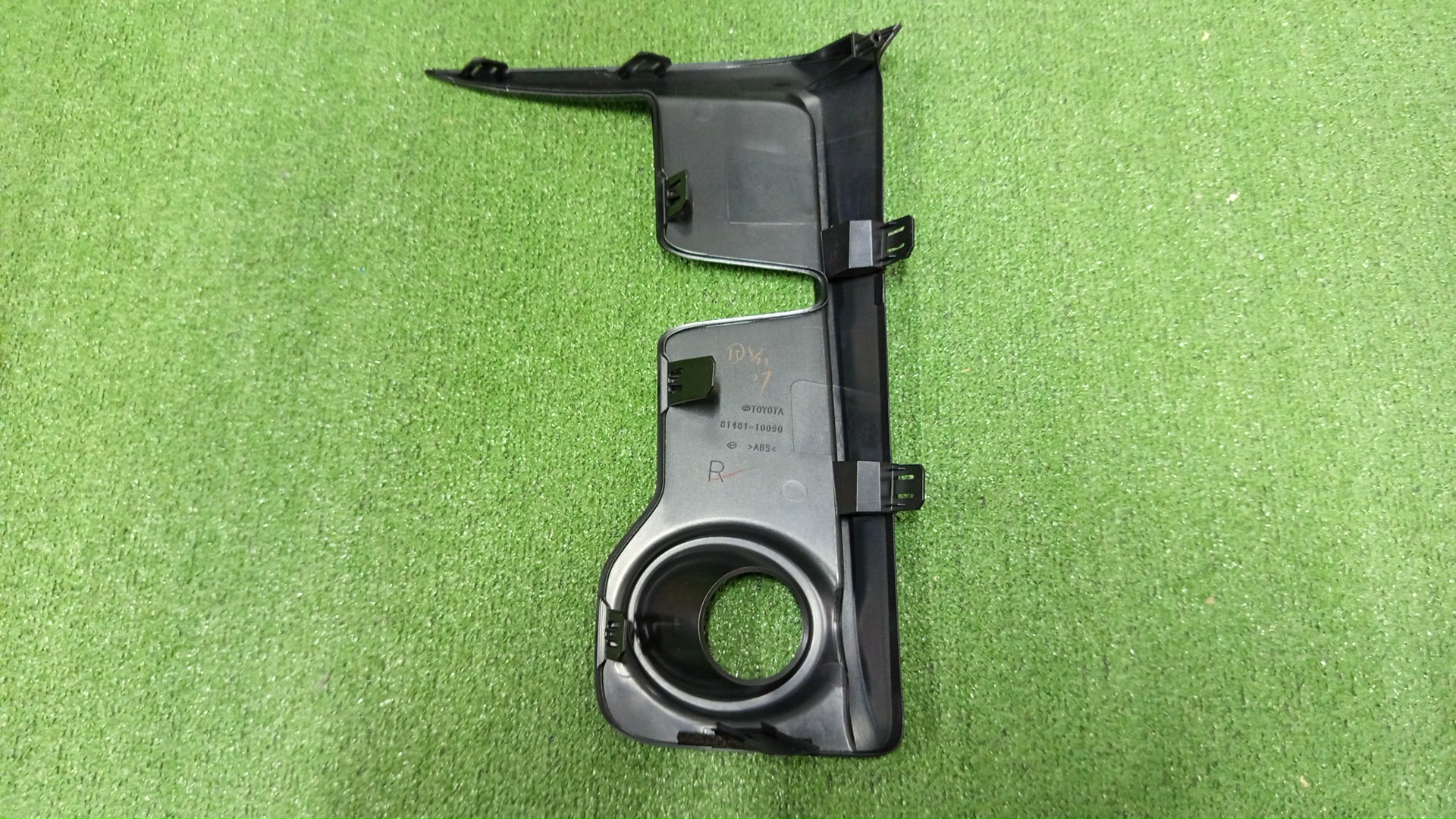 Очки на противотуманки правые передние TOYOTA C-HR NGX10 81481-10090 2 ракурс
