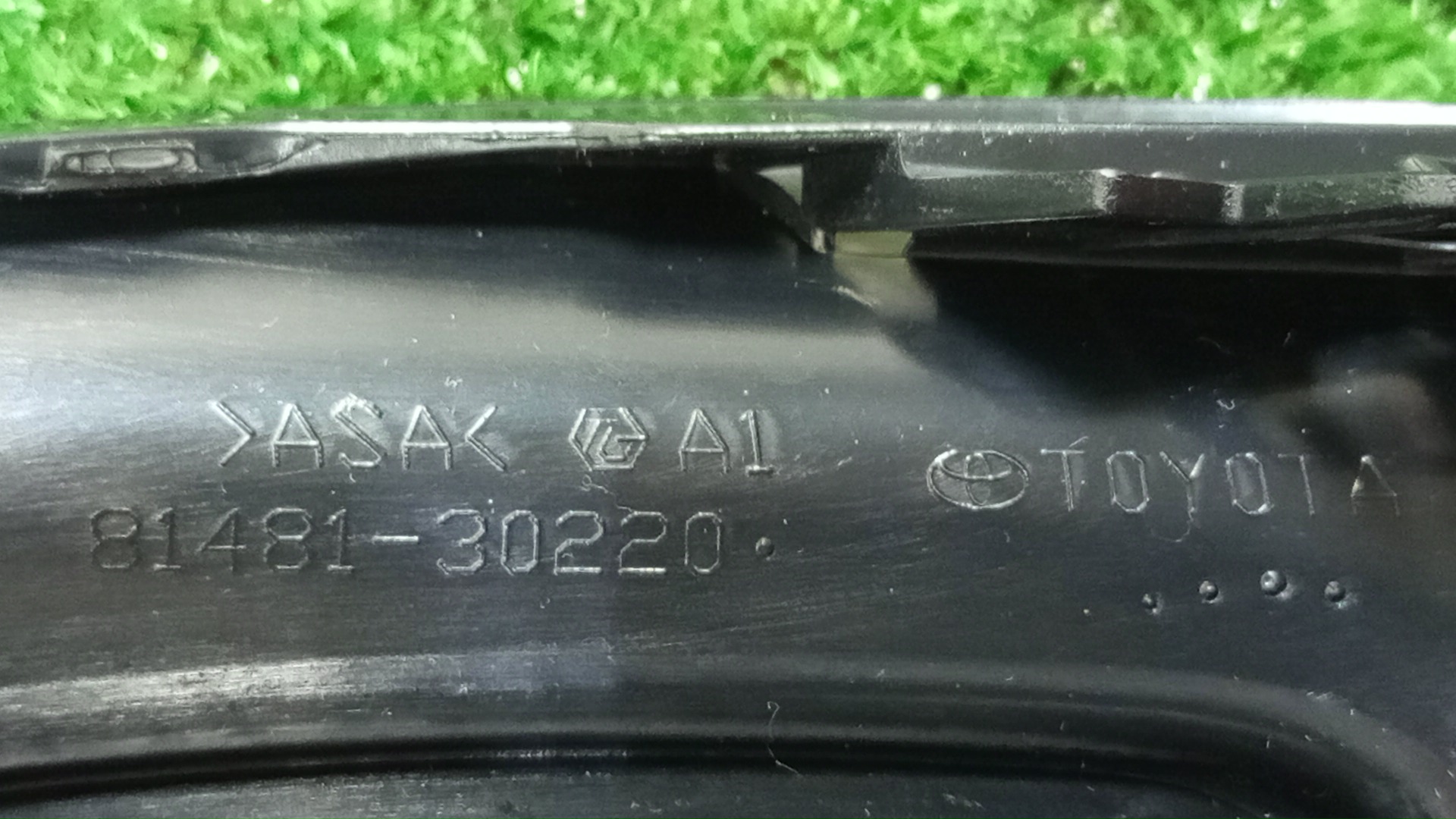 Очки на противотуманки правые передние TOYOTA CROWN AWS210 81481-30220 3 ракурс