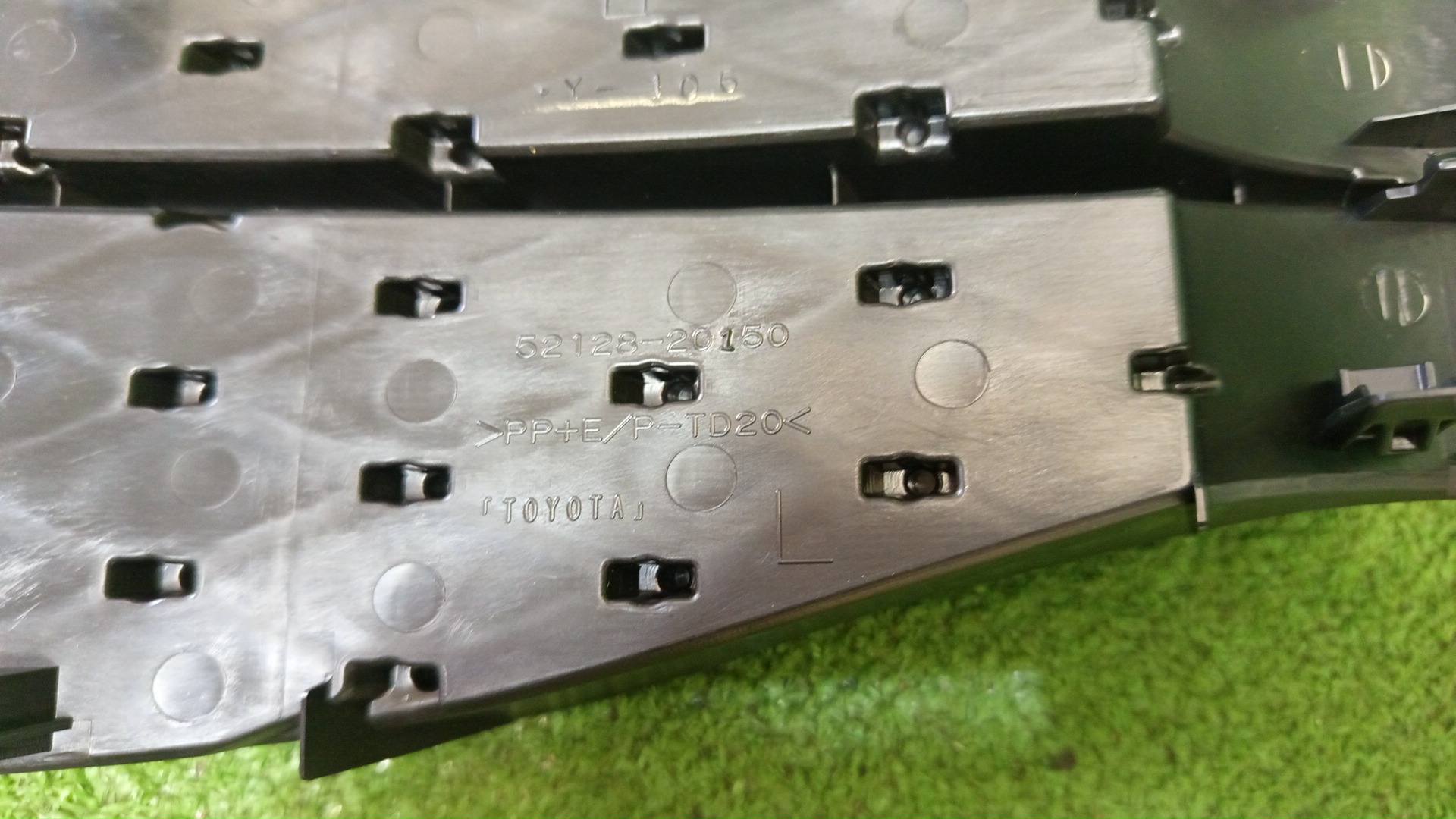 Очки на противотуманки левые передние TOYOTA ALLION NZT260 52128-20150 3 ракурс Очки на противотуманки левые передние TOYOTA ALLION NZT260 52128-20150 3 ракурс