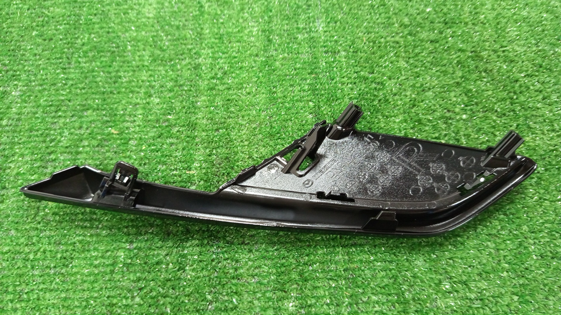 Очки на противотуманки правые передние MAZDA CX-3 DK5AW DN2W-50-C11 2 ракурс
