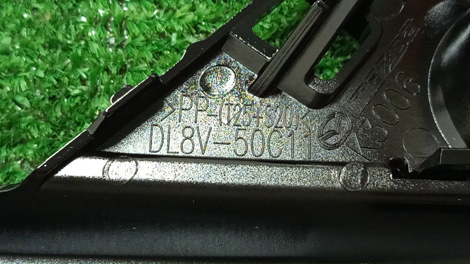 Очки на противотуманки правые передние MAZDA CX-3 DK5AW DL8V-50-C11 3 ракурс