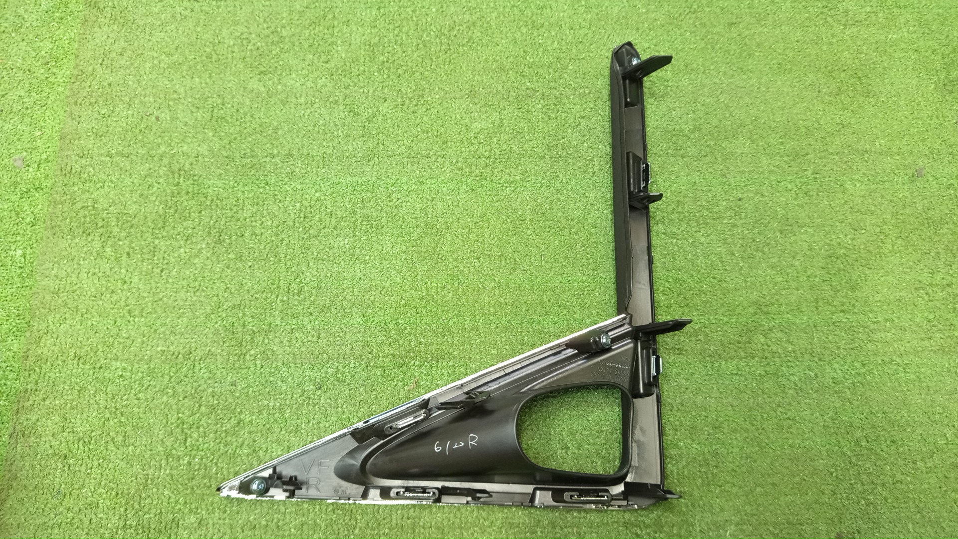 Очки на противотуманки правые передние TOYOTA VOXY ZWR80G 52030-28130 2 ракурс
