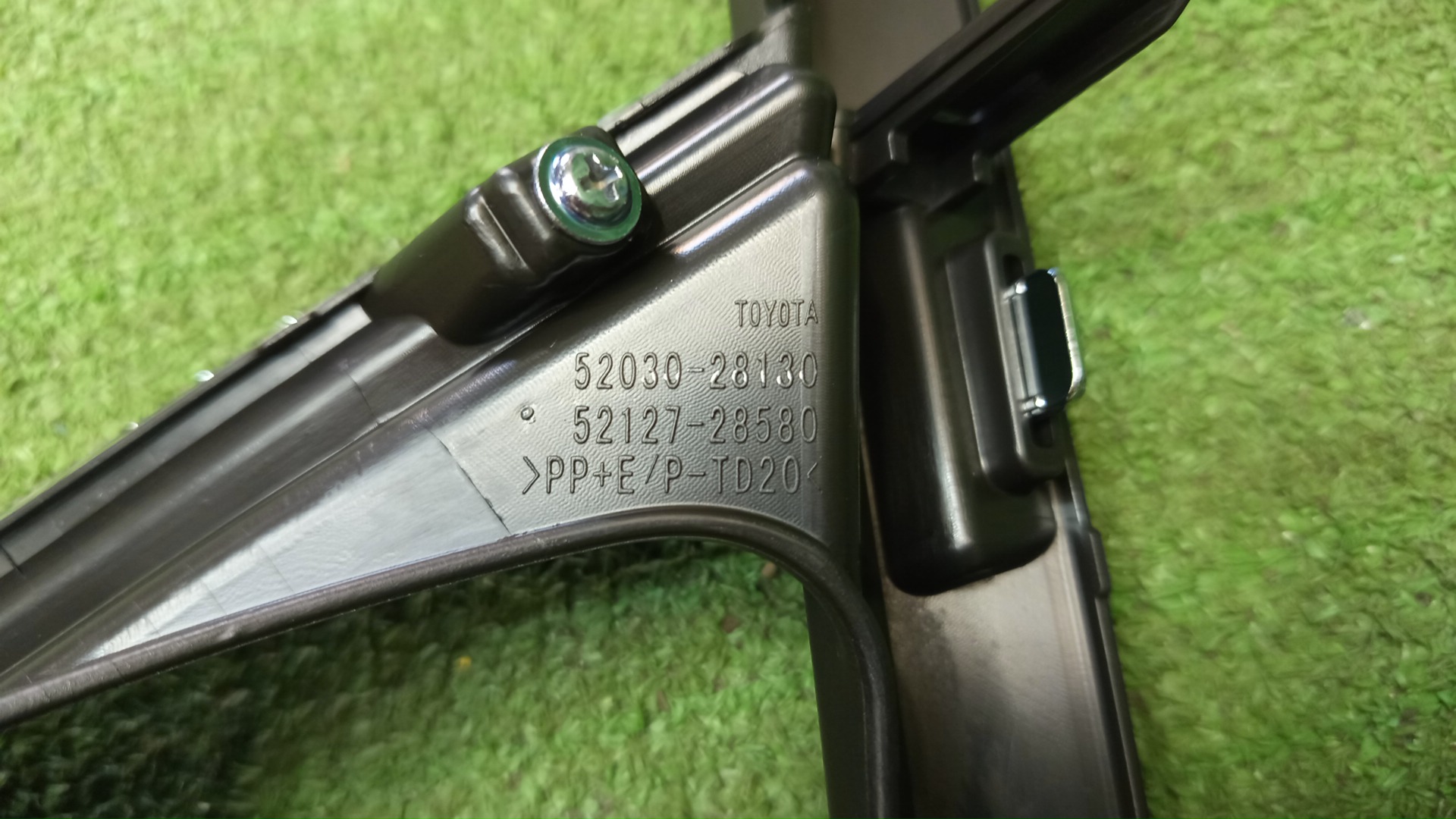 Очки на противотуманки правые передние TOYOTA VOXY ZWR80G 52030-28130 3 ракурс