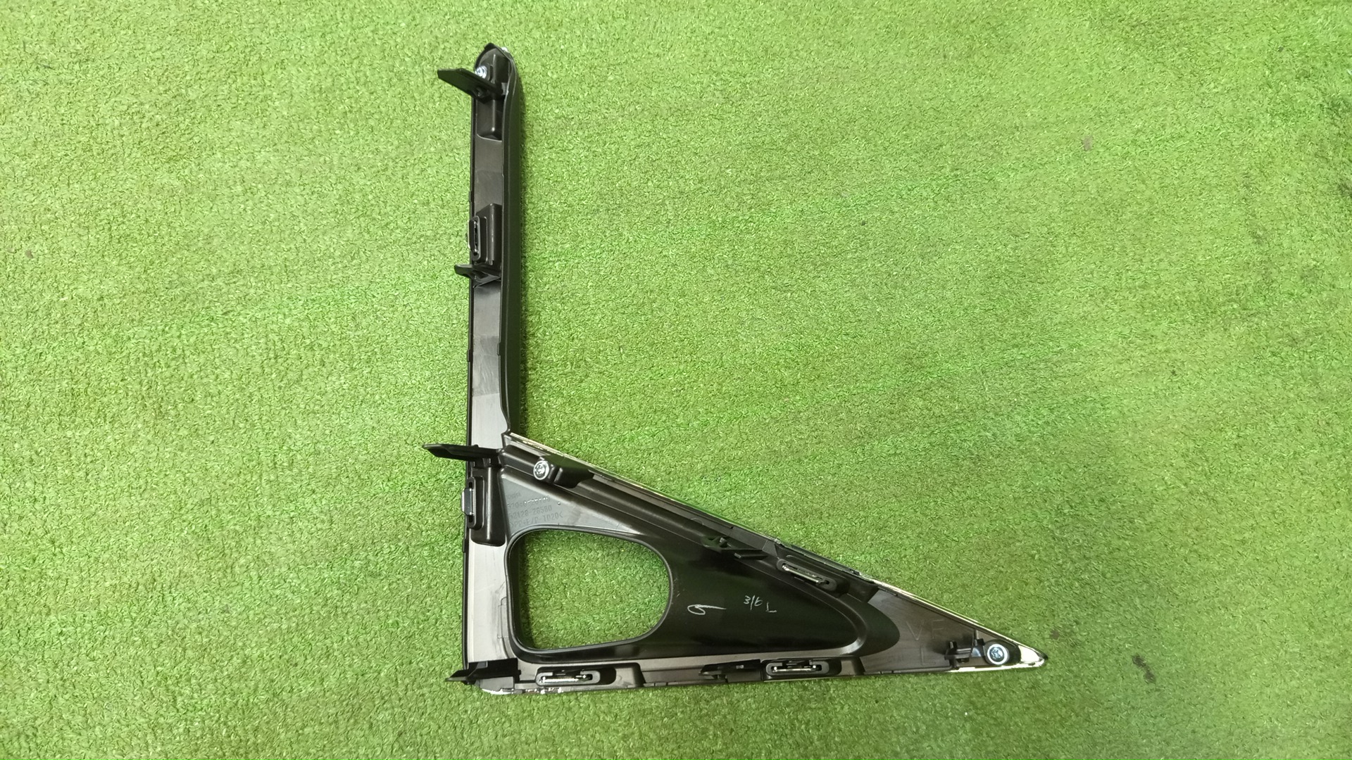 Очки на противотуманки левые передние TOYOTA VOXY ZWR80G 52040-28130 2 ракурс