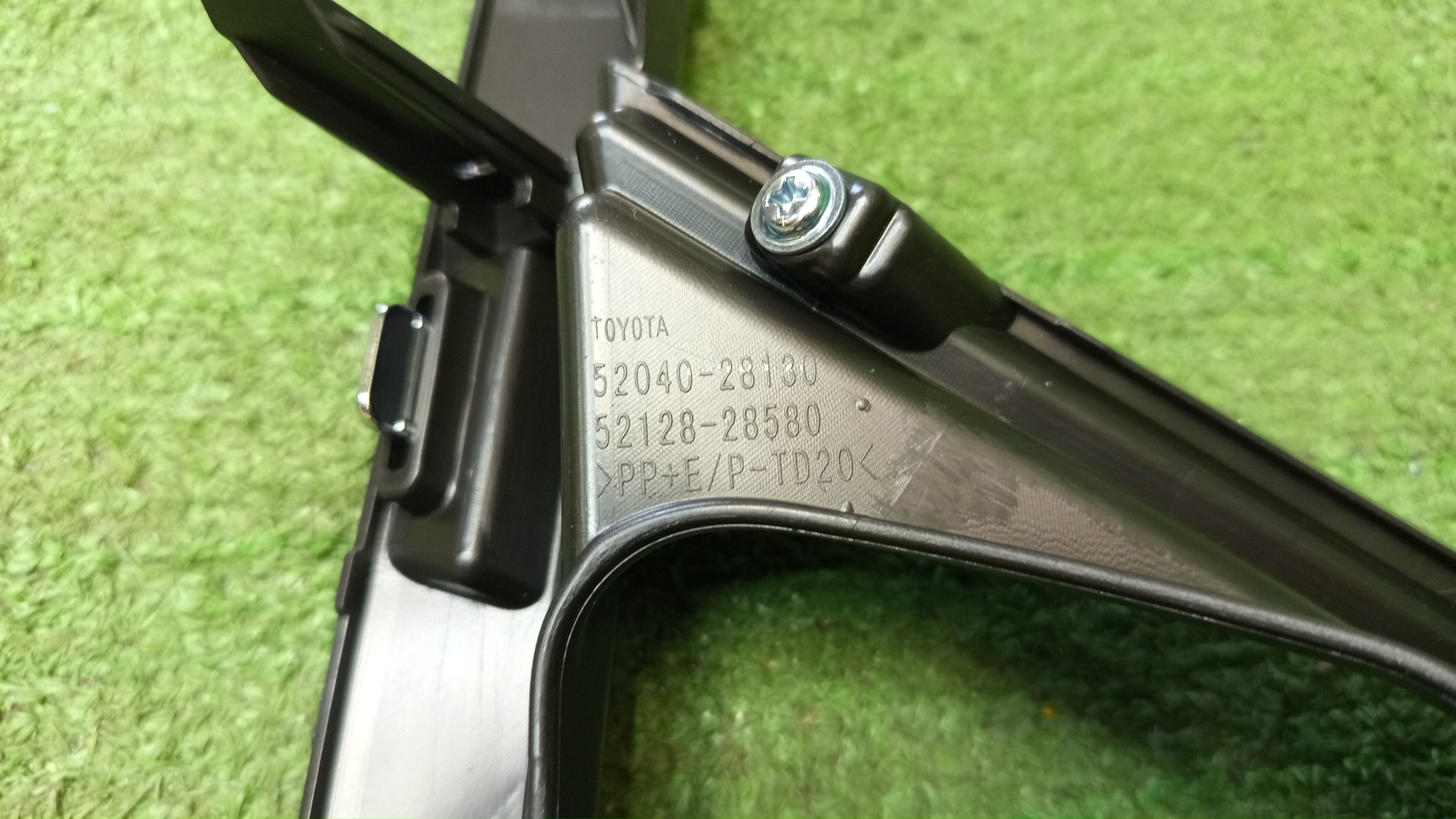 Очки на противотуманки левые передние TOYOTA VOXY ZWR80G 52040-28130 3 ракурс