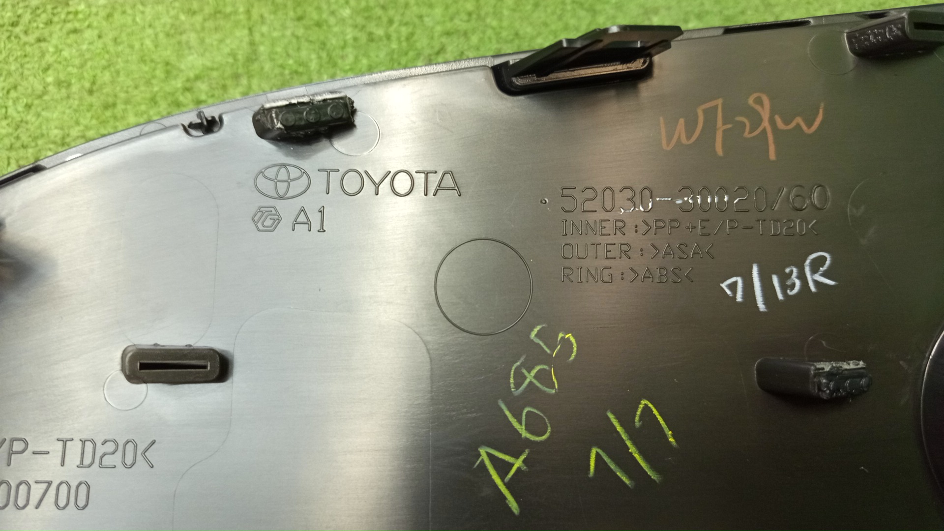 Очки на противотуманки правые передние TOYOTA CROWN ARS220 52030-30020 3 ракурс