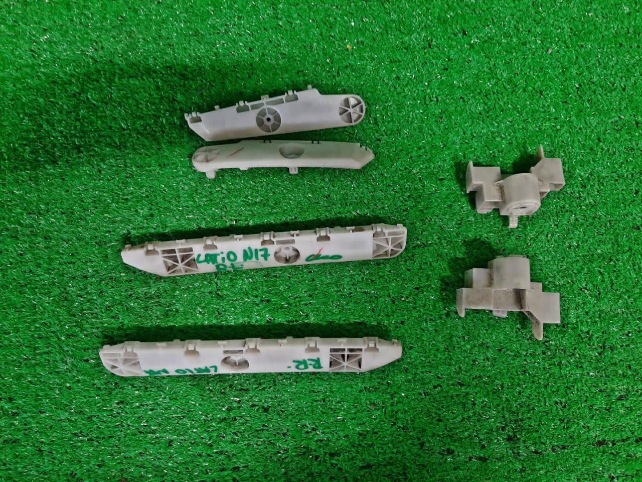 Крепление бампера левое заднее NISSAN LATIO N17 852203BG0A/852213BG0A 1 ракурс