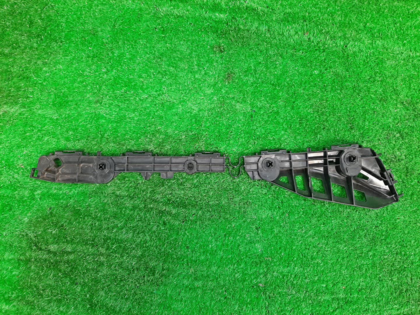 Крепление бампера правое заднее TOYOTA PRIUS ZVW50, ZVW51, ZVW55 52575-47060 2 ракурс