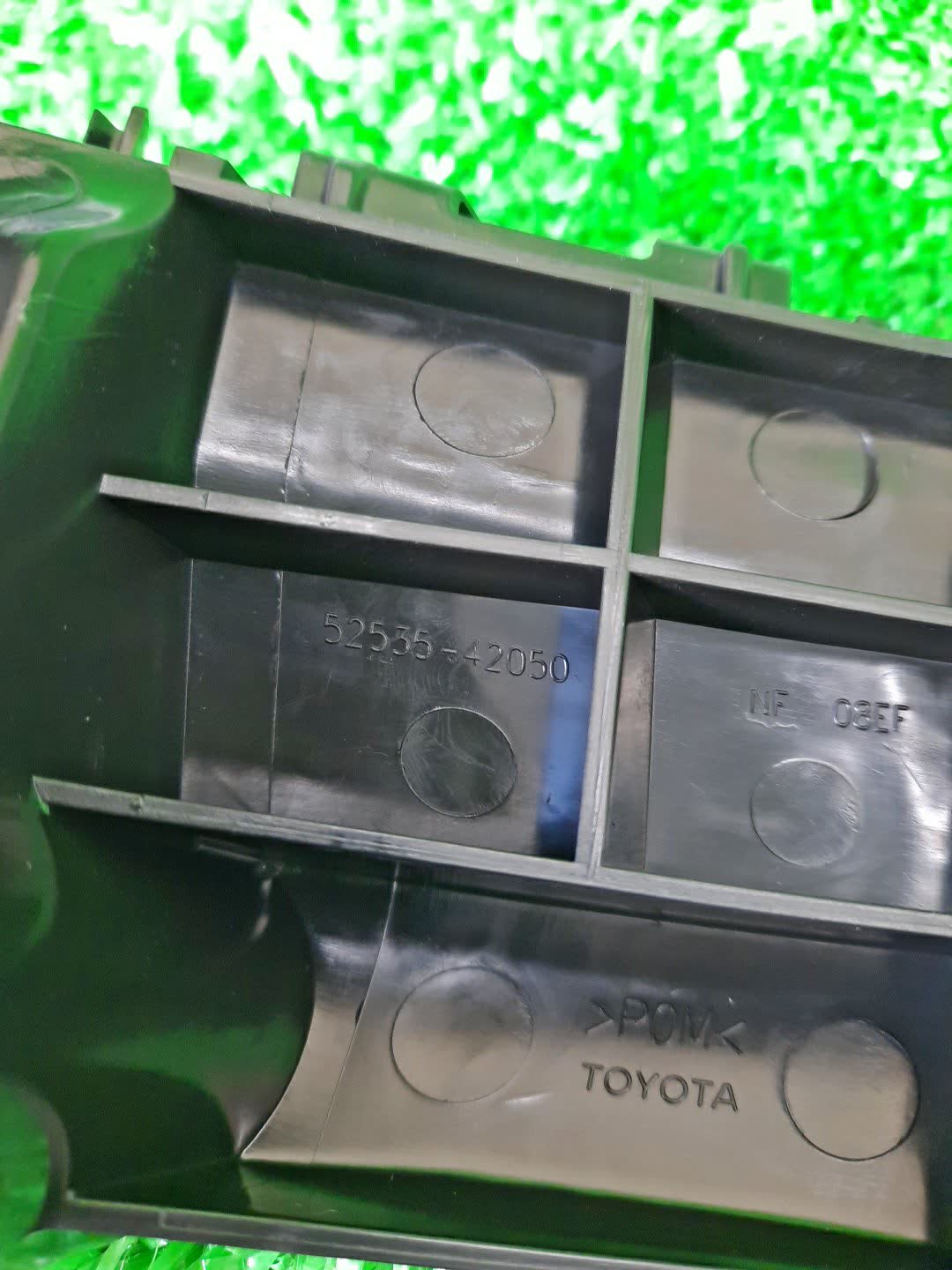 Крепление бампера правое переднее TOYOTA RAV4 AXAH52 52535-42050 3 ракурс Крепление бампера правое переднее TOYOTA RAV4 AXAH52 52535-42050 3 ракурс