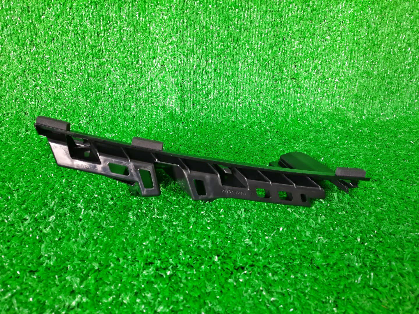 Крепление бампера правое переднее SUZUKI ESCUDO YD21S 71733-54P00 1 ракурс
