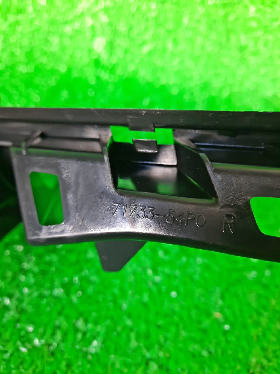 Крепление бампера правое переднее SUZUKI ESCUDO YD21S 71733-54P00 3 ракурс