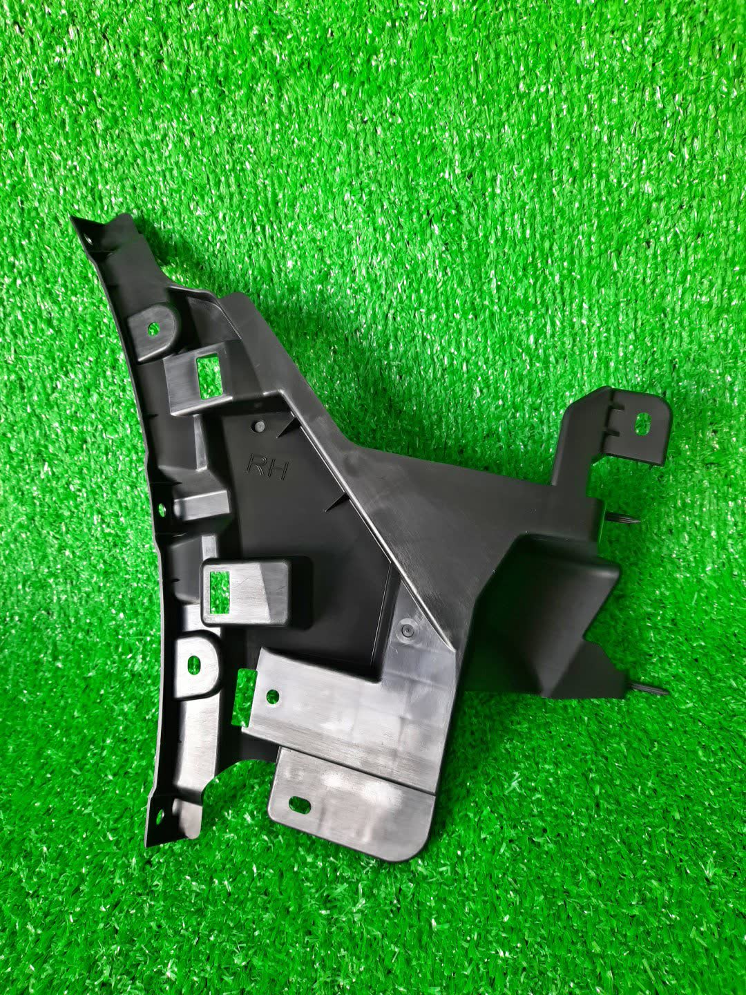 Крепление бампера правое переднее LEXUS NX300H AYZ10 52821-78030 1 ракурс