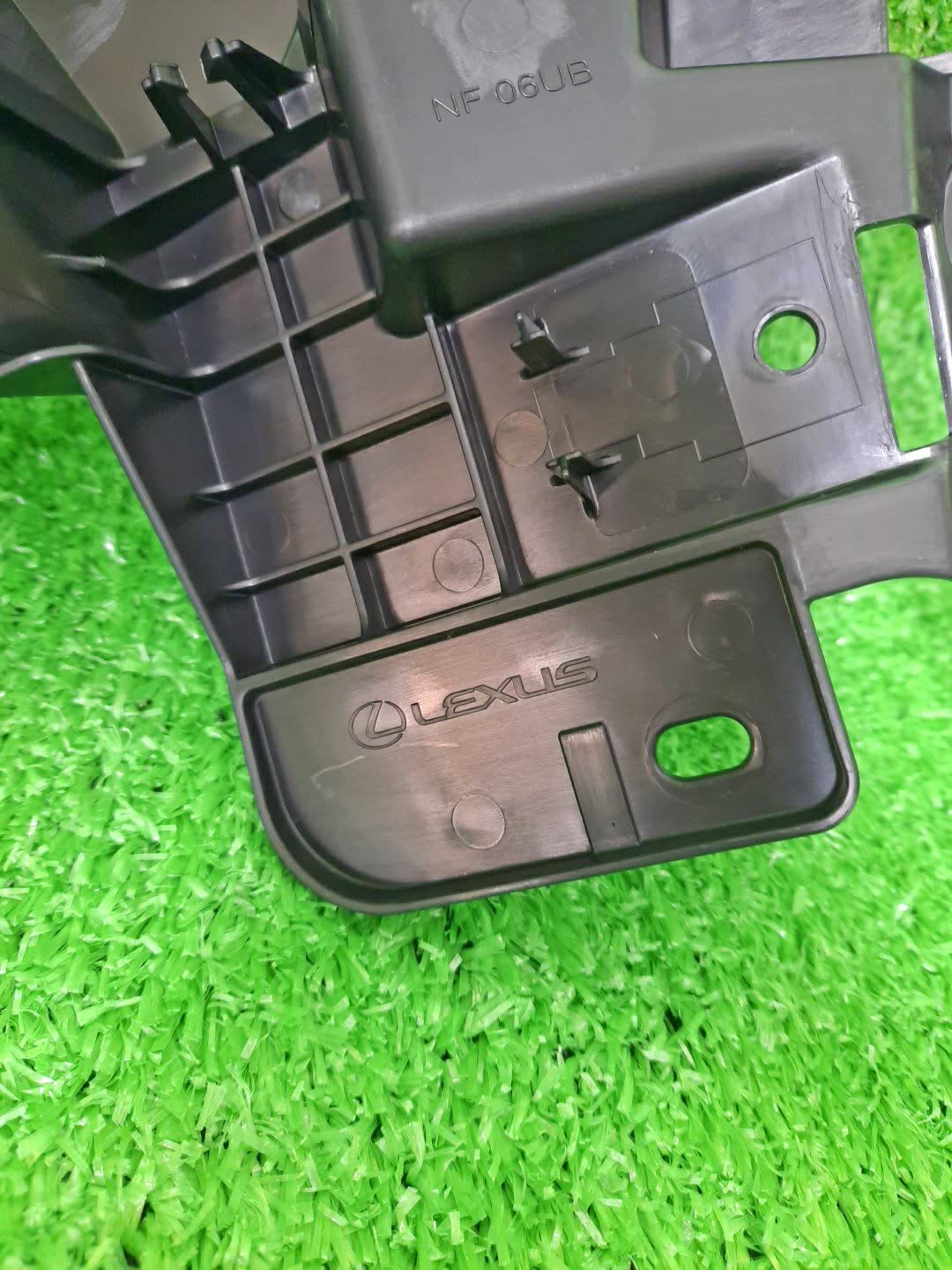 Крепление бампера правое переднее LEXUS NX300H AYZ10 52821-78030 4 ракурс
