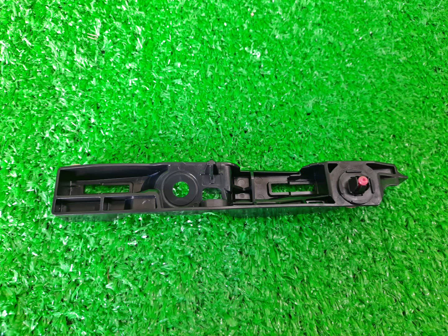 Крепление бампера правое переднее TOYOTA CROWN AZSH35 52539-30060 2 ракурс