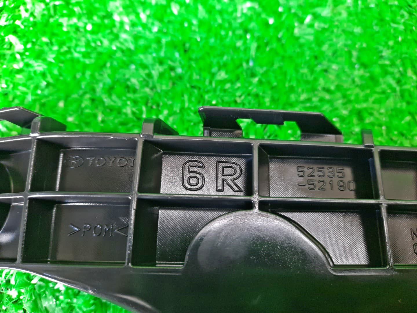 Крепление бампера правое переднее TOYOTA AQUA NHP10 52535-52190 2 ракурс