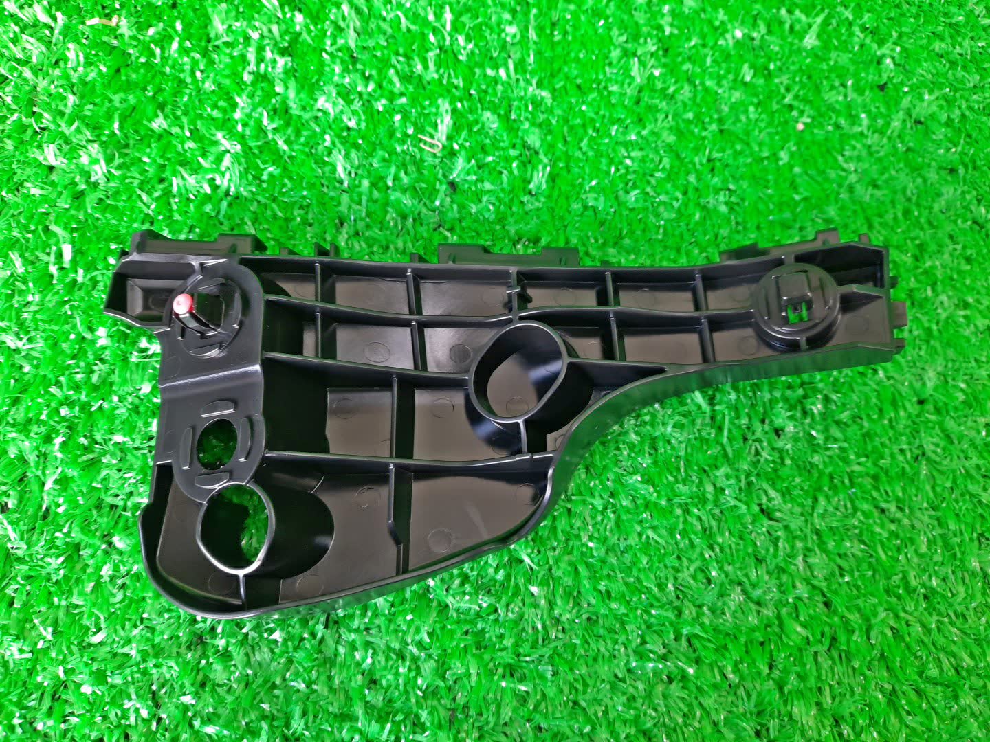 Крепление бампера правое переднее TOYOTA AQUA NHP10 52535-52190 3 ракурс